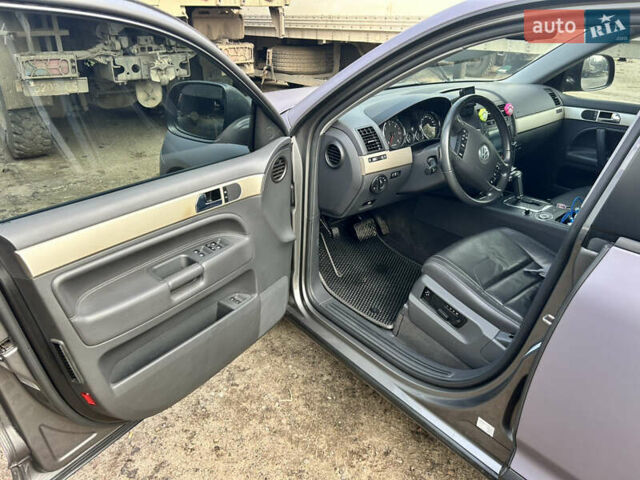 Серый Фольксваген Туарег, объемом двигателя 3 л и пробегом 296 тыс. км за 13550 $, фото 6 на Automoto.ua