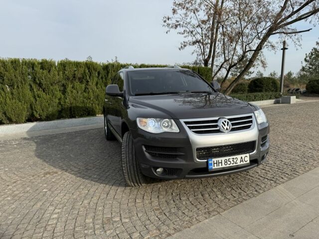 Серый Фольксваген Туарег, объемом двигателя 3 л и пробегом 157 тыс. км за 11500 $, фото 3 на Automoto.ua