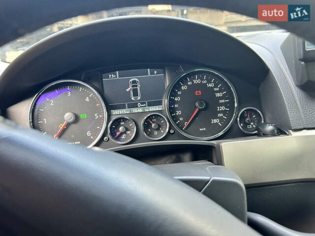 Серый Фольксваген Туарег, объемом двигателя 3 л и пробегом 296 тыс. км за 13550 $, фото 11 на Automoto.ua