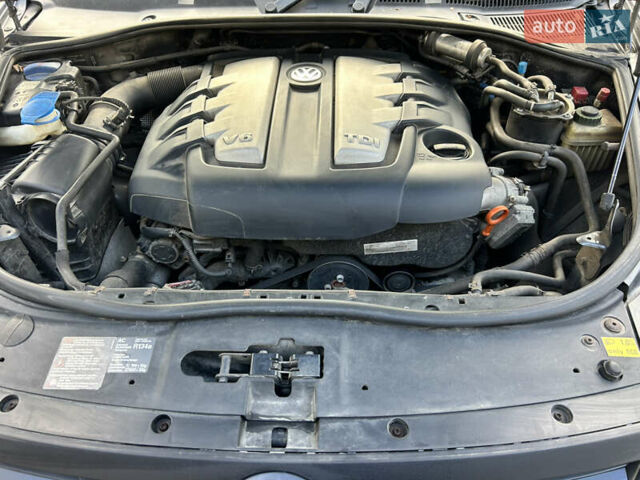 Серый Фольксваген Туарег, объемом двигателя 3 л и пробегом 296 тыс. км за 13550 $, фото 28 на Automoto.ua