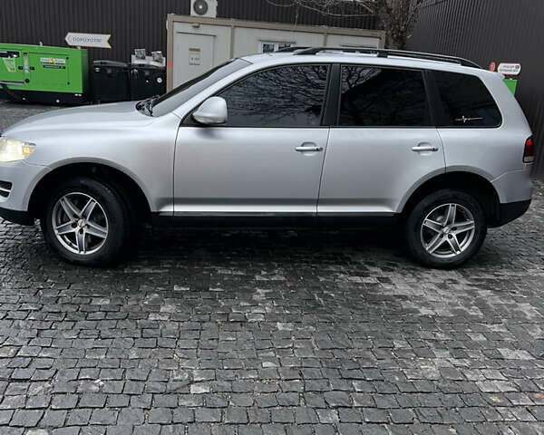 Сірий Фольксваген Туарег, об'ємом двигуна 3 л та пробігом 288 тис. км за 10700 $, фото 2 на Automoto.ua