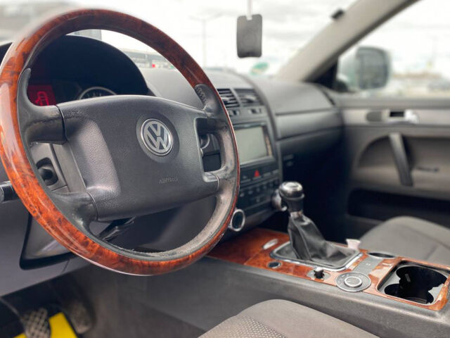 Серый Фольксваген Туарег, объемом двигателя 2.5 л и пробегом 277 тыс. км за 10500 $, фото 10 на Automoto.ua