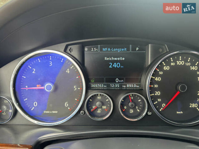 Серый Фольксваген Туарег, объемом двигателя 3 л и пробегом 369 тыс. км за 12500 $, фото 2 на Automoto.ua