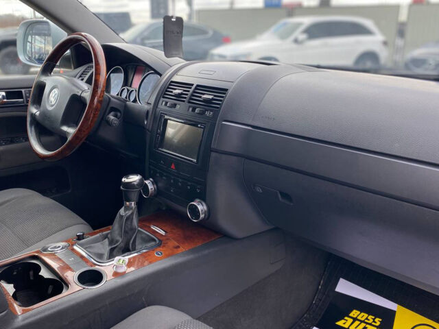 Серый Фольксваген Туарег, объемом двигателя 2.5 л и пробегом 277 тыс. км за 10500 $, фото 16 на Automoto.ua