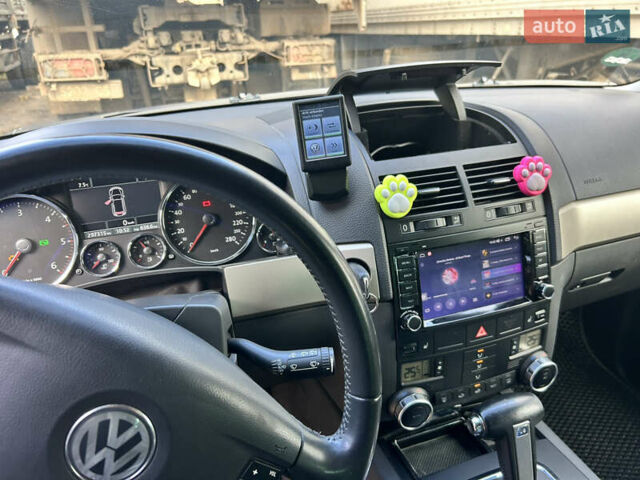 Серый Фольксваген Туарег, объемом двигателя 3 л и пробегом 296 тыс. км за 13550 $, фото 23 на Automoto.ua