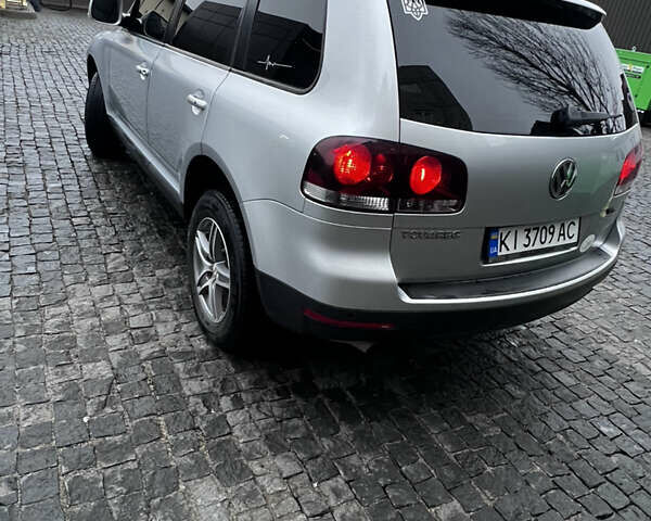 Сірий Фольксваген Туарег, об'ємом двигуна 3 л та пробігом 288 тис. км за 10700 $, фото 5 на Automoto.ua