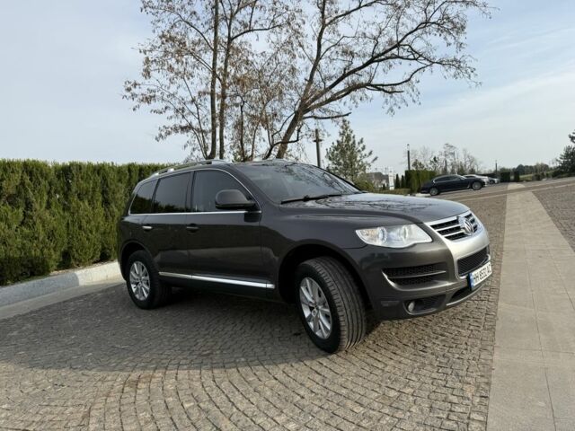 Серый Фольксваген Туарег, объемом двигателя 3 л и пробегом 157 тыс. км за 11500 $, фото 2 на Automoto.ua