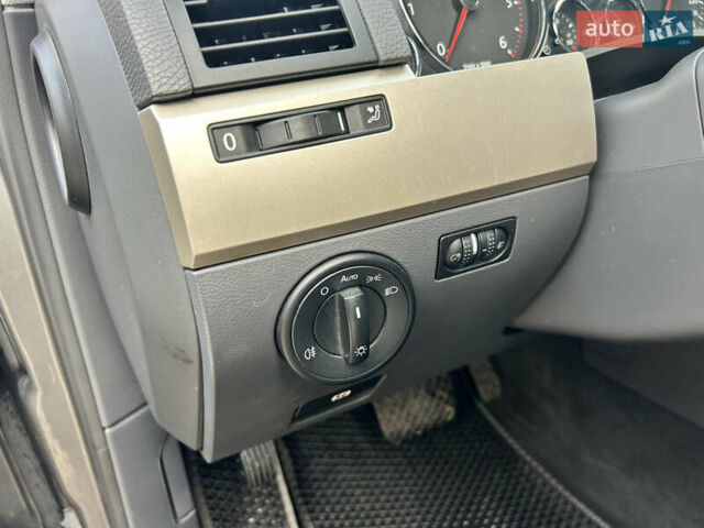 Серый Фольксваген Туарег, объемом двигателя 3 л и пробегом 296 тыс. км за 13550 $, фото 9 на Automoto.ua