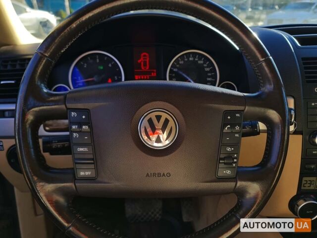 Серый Фольксваген Туарег, объемом двигателя 3 л и пробегом 299 тыс. км за 14000 $, фото 7 на Automoto.ua