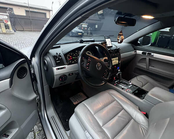 Сірий Фольксваген Туарег, об'ємом двигуна 3 л та пробігом 288 тис. км за 10700 $, фото 13 на Automoto.ua