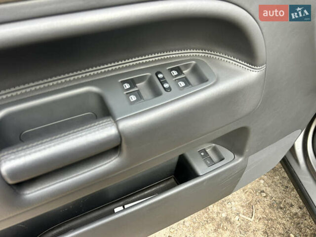 Серый Фольксваген Туарег, объемом двигателя 3 л и пробегом 296 тыс. км за 13550 $, фото 7 на Automoto.ua