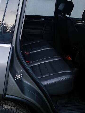 Серый Фольксваген Туарег, объемом двигателя 3 л и пробегом 93 тыс. км за 15000 $, фото 4 на Automoto.ua