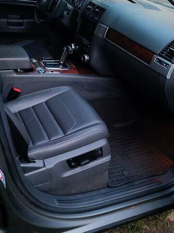 Серый Фольксваген Туарег, объемом двигателя 3 л и пробегом 93 тыс. км за 15000 $, фото 3 на Automoto.ua