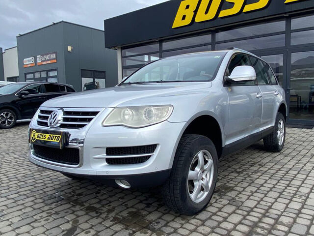 Серый Фольксваген Туарег, объемом двигателя 2.5 л и пробегом 277 тыс. км за 10500 $, фото 2 на Automoto.ua