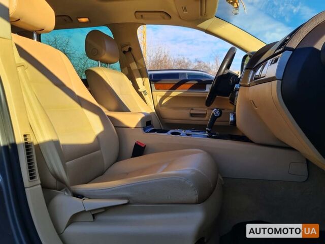 Серый Фольксваген Туарег, объемом двигателя 3 л и пробегом 299 тыс. км за 14000 $, фото 13 на Automoto.ua