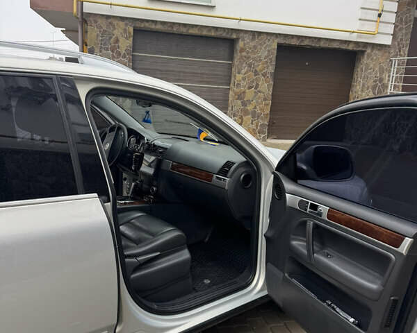 Серый Фольксваген Туарег, объемом двигателя 3 л и пробегом 369 тыс. км за 12500 $, фото 6 на Automoto.ua