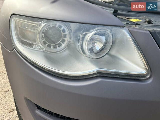 Серый Фольксваген Туарег, объемом двигателя 3 л и пробегом 296 тыс. км за 13550 $, фото 31 на Automoto.ua