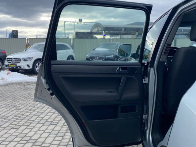 Серый Фольксваген Туарег, объемом двигателя 2.5 л и пробегом 277 тыс. км за 10500 $, фото 20 на Automoto.ua