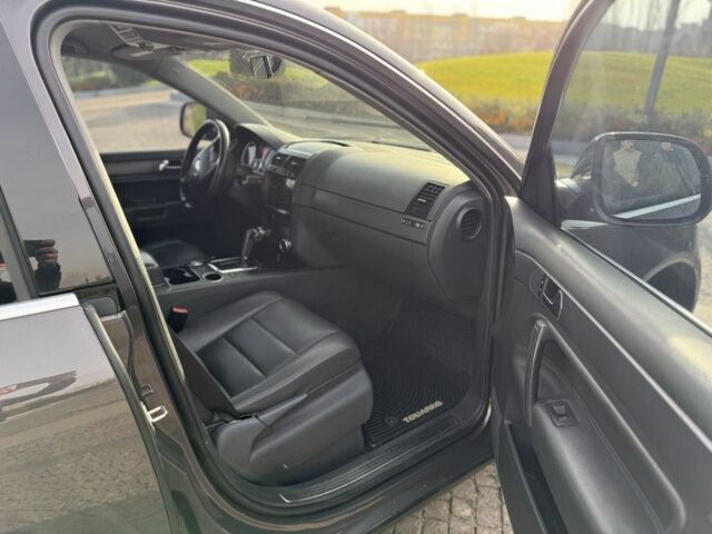 Серый Фольксваген Туарег, объемом двигателя 3 л и пробегом 157 тыс. км за 11500 $, фото 12 на Automoto.ua