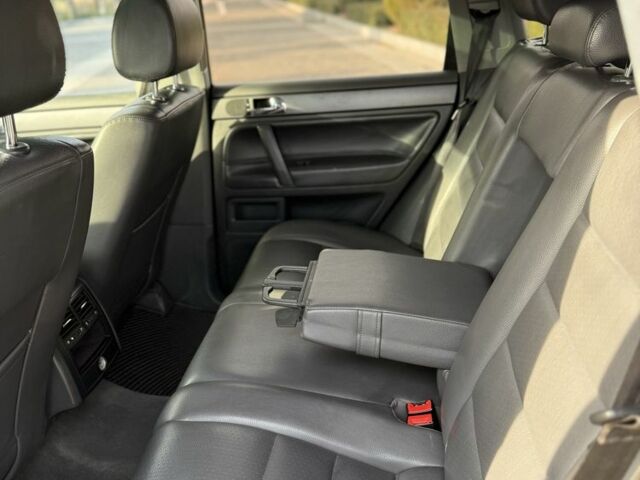 Серый Фольксваген Туарег, объемом двигателя 3 л и пробегом 157 тыс. км за 11500 $, фото 13 на Automoto.ua