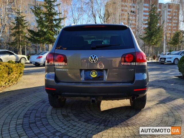 Серый Фольксваген Туарег, объемом двигателя 3 л и пробегом 299 тыс. км за 14000 $, фото 4 на Automoto.ua