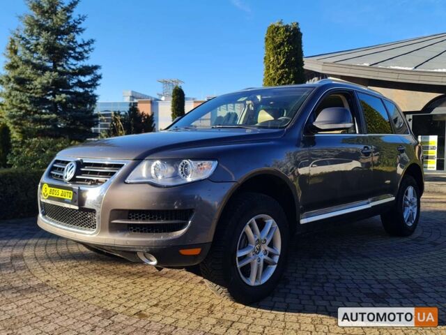 Серый Фольксваген Туарег, объемом двигателя 3 л и пробегом 299 тыс. км за 14000 $, фото 2 на Automoto.ua