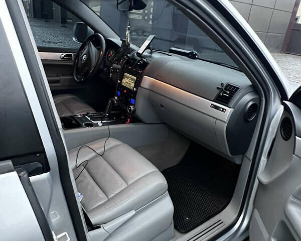 Сірий Фольксваген Туарег, об'ємом двигуна 3 л та пробігом 288 тис. км за 10700 $, фото 10 на Automoto.ua