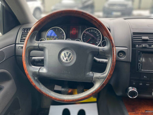 Серый Фольксваген Туарег, объемом двигателя 2.5 л и пробегом 277 тыс. км за 10500 $, фото 14 на Automoto.ua