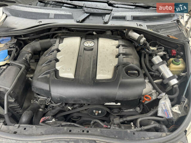 Серый Фольксваген Туарег, объемом двигателя 3 л и пробегом 369 тыс. км за 12500 $, фото 4 на Automoto.ua