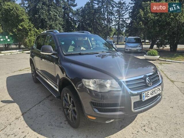 Серый Фольксваген Туарег, объемом двигателя 3 л и пробегом 187 тыс. км за 15500 $, фото 4 на Automoto.ua