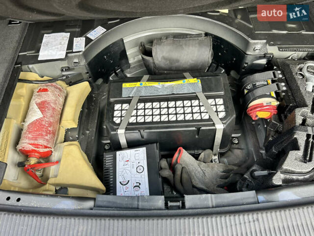 Серый Фольксваген Туарег, объемом двигателя 3 л и пробегом 296 тыс. км за 13550 $, фото 27 на Automoto.ua