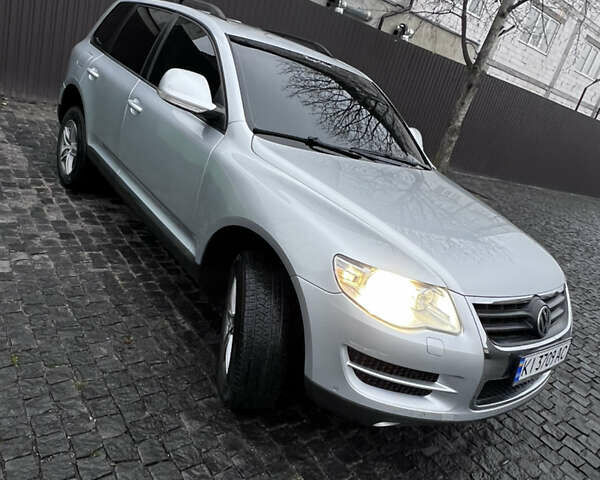 Сірий Фольксваген Туарег, об'ємом двигуна 3 л та пробігом 288 тис. км за 10700 $, фото 1 на Automoto.ua