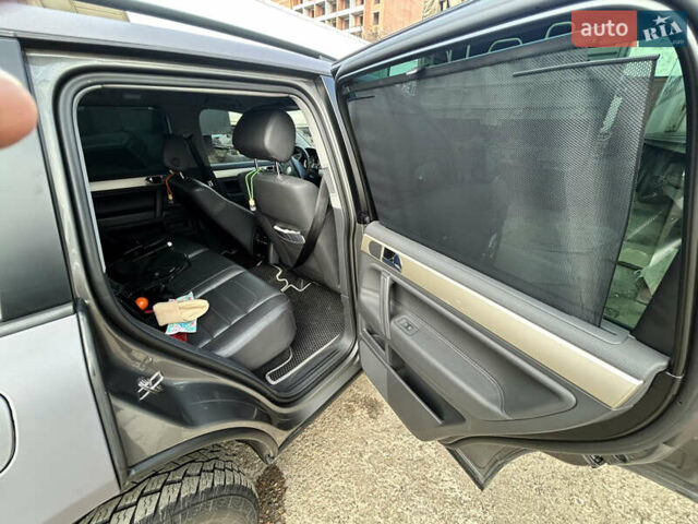 Серый Фольксваген Туарег, объемом двигателя 3 л и пробегом 296 тыс. км за 13550 $, фото 18 на Automoto.ua