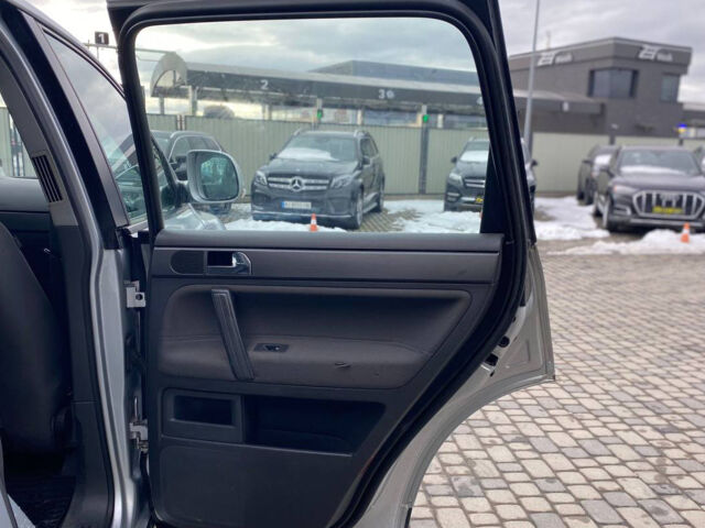 Серый Фольксваген Туарег, объемом двигателя 2.5 л и пробегом 277 тыс. км за 10500 $, фото 27 на Automoto.ua