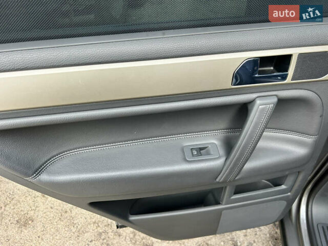 Серый Фольксваген Туарег, объемом двигателя 3 л и пробегом 296 тыс. км за 13550 $, фото 15 на Automoto.ua