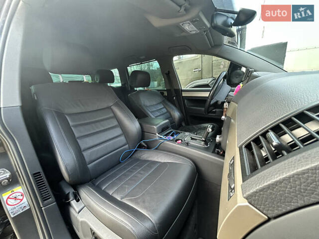 Серый Фольксваген Туарег, объемом двигателя 3 л и пробегом 296 тыс. км за 13550 $, фото 22 на Automoto.ua