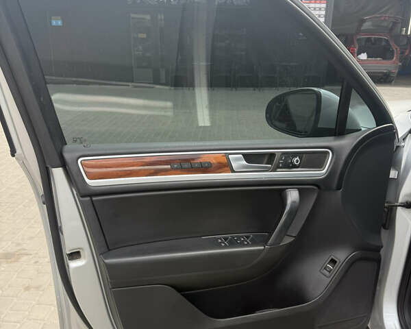 Сірий Фольксваген Туарег, об'ємом двигуна 2.97 л та пробігом 260 тис. км за 17999 $, фото 41 на Automoto.ua