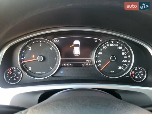 Серый Фольксваген Туарег, объемом двигателя 3 л и пробегом 310 тыс. км за 18500 $, фото 31 на Automoto.ua