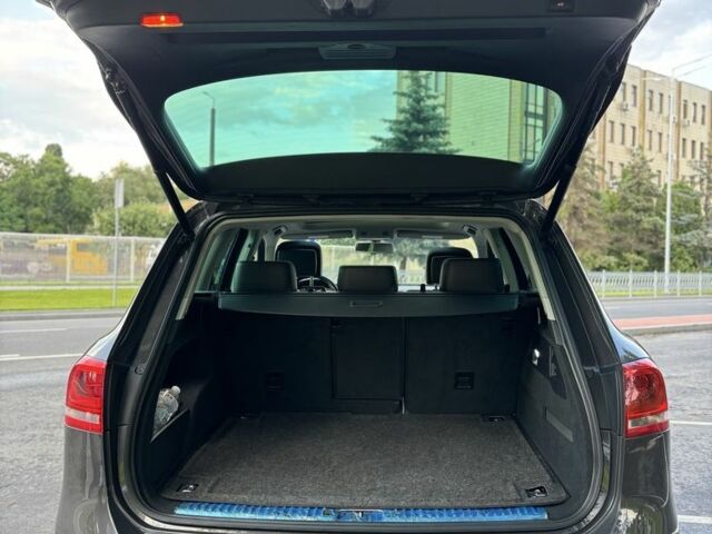 Сірий Фольксваген Туарег, об'ємом двигуна 3 л та пробігом 222 тис. км за 17000 $, фото 11 на Automoto.ua