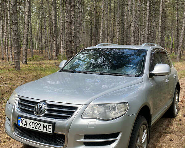 Сірий Фольксваген Туарег, об'ємом двигуна 3 л та пробігом 208 тис. км за 13800 $, фото 3 на Automoto.ua