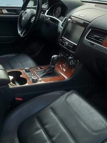 Серый Фольксваген Туарег, объемом двигателя 3.6 л и пробегом 300 тыс. км за 13500 $, фото 5 на Automoto.ua