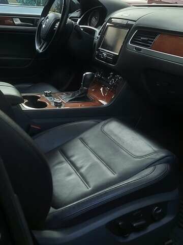 Серый Фольксваген Туарег, объемом двигателя 3.6 л и пробегом 300 тыс. км за 13500 $, фото 6 на Automoto.ua