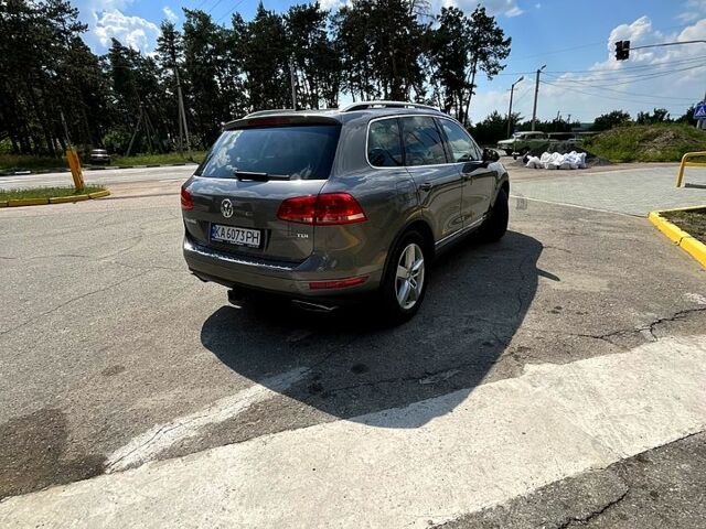 Серый Фольксваген Туарег, объемом двигателя 3 л и пробегом 239 тыс. км за 20000 $, фото 2 на Automoto.ua