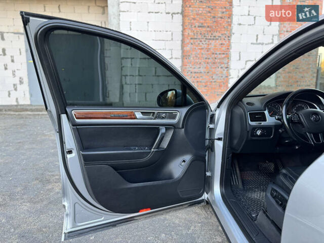 Фольксваген Туарег 2010 в Хмельницком на Automoto.ua Серый Фольксваген Туарег, объемом двигателя 2.97 л и пробегом 317 тыс. км за 15500 $, фото 40 на Automoto.ua