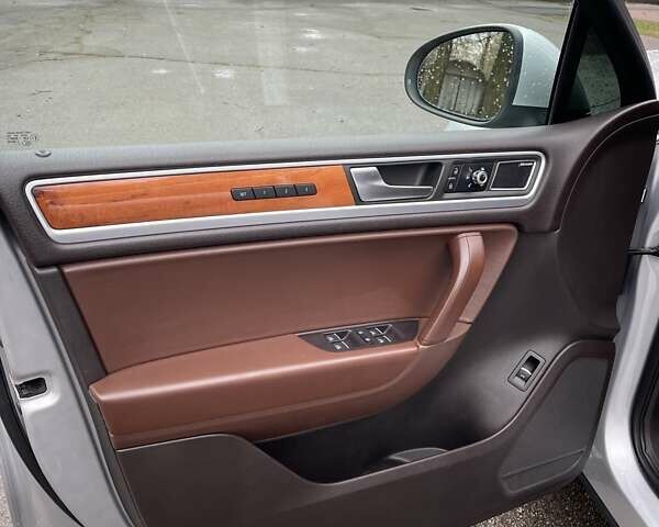 Сірий Фольксваген Туарег, об'ємом двигуна 2.97 л та пробігом 288 тис. км за 17900 $, фото 7 на Automoto.ua