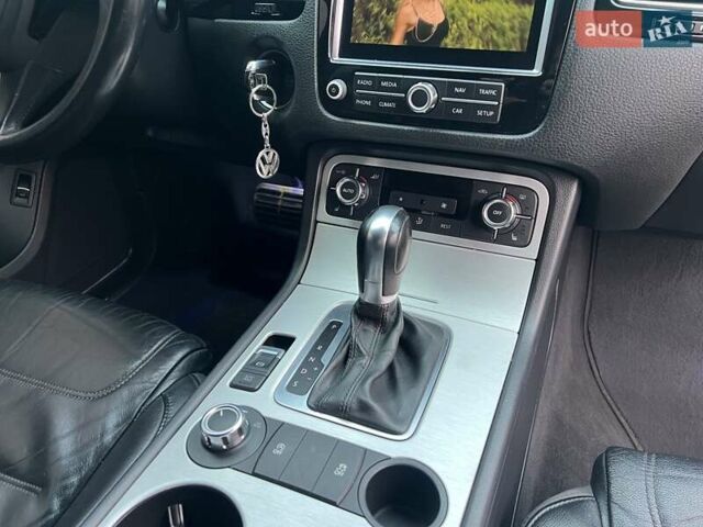 Серый Фольксваген Туарег, объемом двигателя 3 л и пробегом 298 тыс. км за 15500 $, фото 19 на Automoto.ua