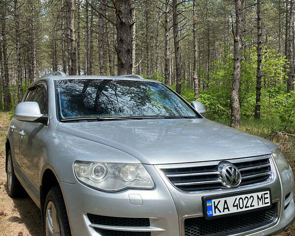 Сірий Фольксваген Туарег, об'ємом двигуна 3 л та пробігом 208 тис. км за 13800 $, фото 2 на Automoto.ua