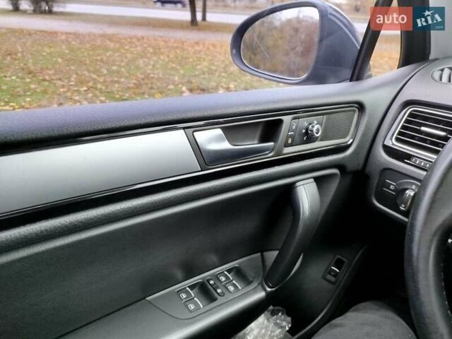 Сірий Фольксваген Туарег, об'ємом двигуна 3 л та пробігом 250 тис. км за 14500 $, фото 28 на Automoto.ua
