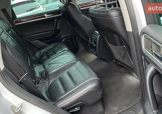 Серый Фольксваген Туарег, объемом двигателя 2.97 л и пробегом 311 тыс. км за 17300 $, фото 60 на Automoto.ua