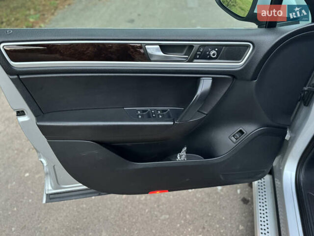 Серый Фольксваген Туарег, объемом двигателя 2.97 л и пробегом 360 тыс. км за 15300 $, фото 15 на Automoto.ua